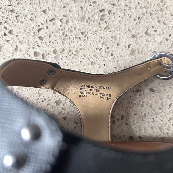 Almost brand new like Michael Kors! - Picture 3 of 3